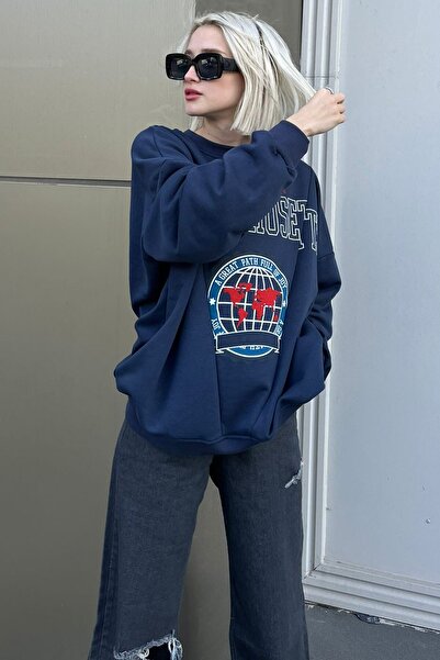 Madmext Námořnická modrá dámská mikina oversize s potiskem s výstřihem Mg1588