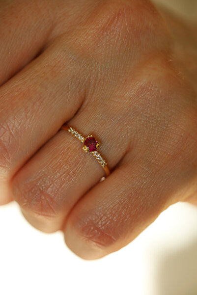 Yenigün Kuyumculuk 14 Ayar Altın Kırmızı Taş Detaylı Tektaş Yüzük