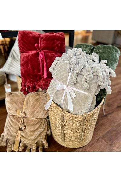Homelux Emma pled with handmade tassels, 130x160 cm, fleece look, beige