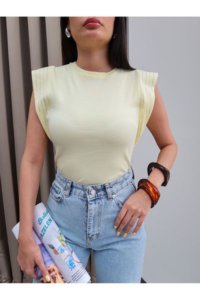 ESRAHELVACI Tricou cu detaliu de piatră pe umăr