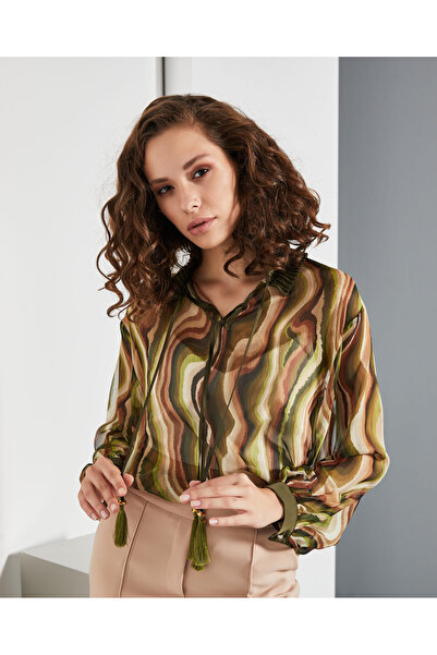 SERPİL Desenli Şık Kadın Bluz - Yakası Bağlamalı Püsküllü - Modern Tasarım