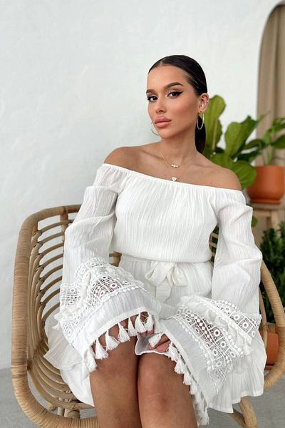Nana & Mayka Moda Rochie mini albă pentru femei, cu guler Madonna, cu ciucuri, cu centură – boemă spaniolă 242-6003