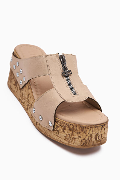 Limoya Προϊόν ευκαιρίας για γυναικείες παντόφλες με λεπτομέρεια βιδών σε χρυσό μπεζ χρώμα