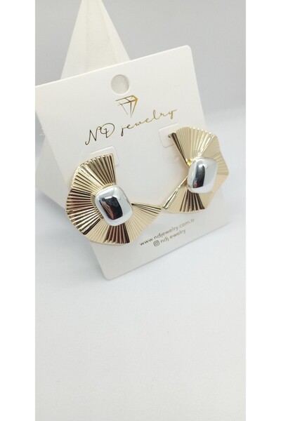 ndjewelry لوحة ذهبية غير متماثلة وأقراط على شكل زر فضي