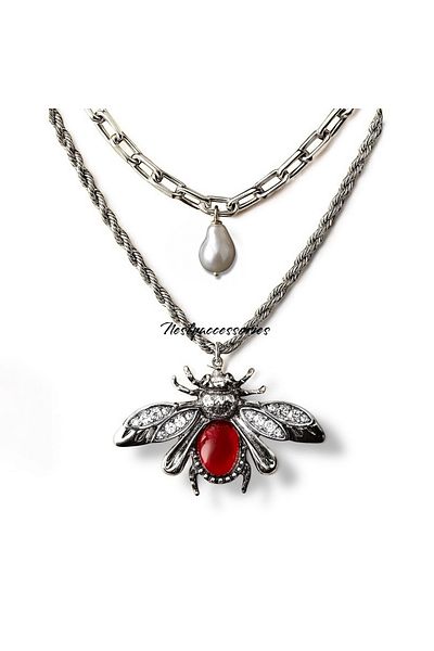 neslyaccessories إكسسوارات NESLY - قلادة نحلة مزدوجة من الحجر الأحمر |   تصميم فاخر مع تفاصيل اللؤلؤ