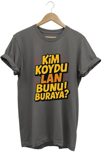 remonz Who Put This Τίτλος Unisex Regular Fit 100% βαμβακερό μπλουζάκι με μαλακή υφή με λαιμόκοψη
