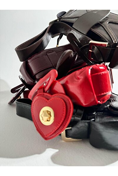 Eataly Shoes حقيبة بإبزيم على شكل قلب من الجلد اللامع باللون الأحمر