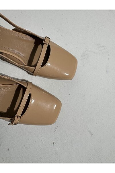 Eataly Shoes Tocuri Fran Bej din piele lacuita cu detaliu curea