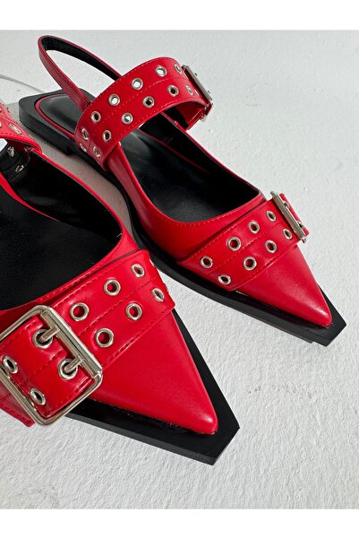 Eataly Shoes حذاء باليرينا بإبزيم مزدوج باللون الأحمر