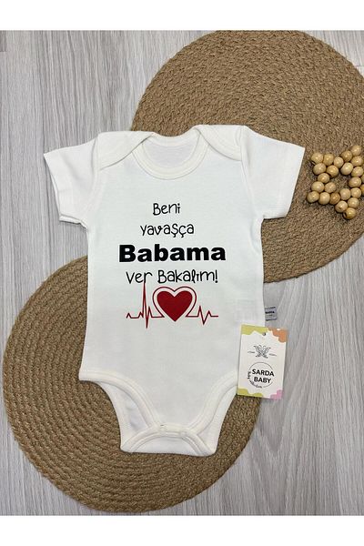 Sarda Design Sarda Designs 100% Cotton Give Me to My Dad with the Words "Let Me See", Baby Badge with Baby Badge