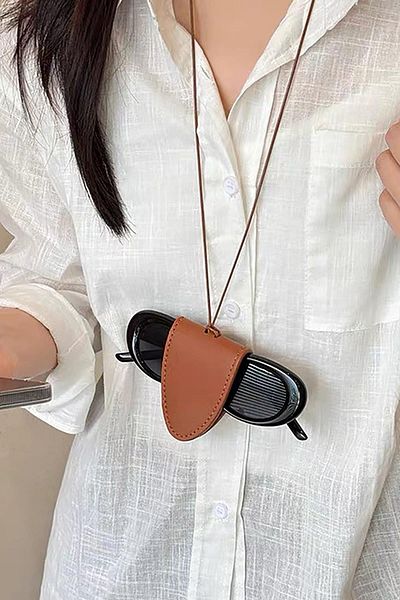 TAKIŞTIR حامل نظارات جلدي معلق باللون البني