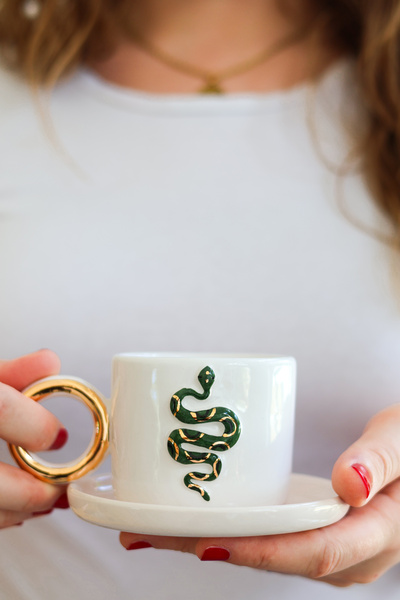 Özce Art Ceramic Atelier كوب قهوة تركي وصحن مصنوع يدويًا بتفاصيل ذهبية على شكل ثعبان سعة 100 مل