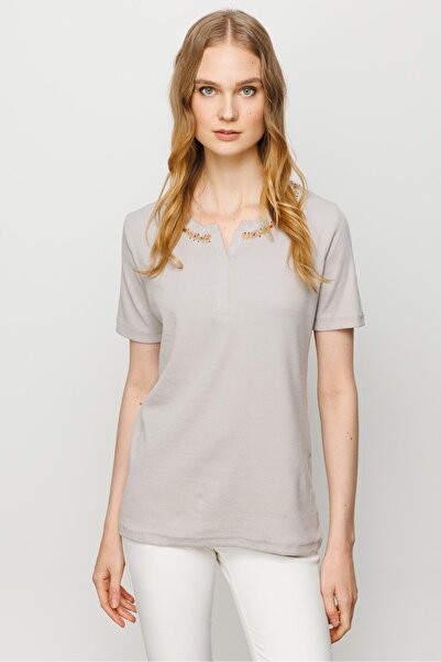 Desen Triko Γυναικείο Βαμβακερό μπλουζάκι με κεντημένο γιακά καμιζόλ Stone