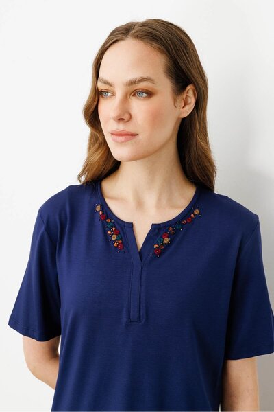 Desen Triko Жіноча футболка з відкритим коміром та вишивкою, темно-синя