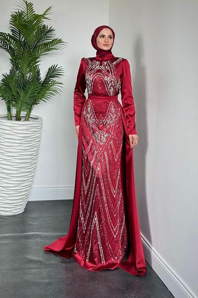 MERVEN AKYÜZ Βραδινό φόρεμα Carmelita Cape Satin Βουργουνδίας