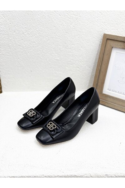 NUR KARACA 25Y1471 ÖNÜ TAŞLI TOKALI HAKİKİ DERİ KÜT BURUN 6CM KALIN TOPUKLU AYAKKABI KADIN