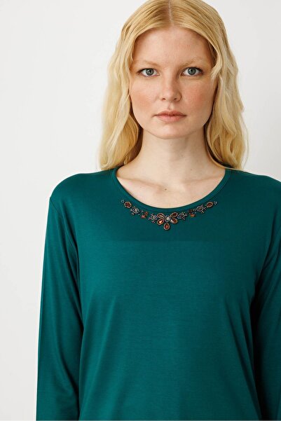 Desen Triko Γυναικεία μπλούζα με κέντημα με χάντρες με λαιμόκοψη πράσινη