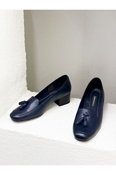 NUR KARACA DDZA61313313 PÜSKÜL DETAY HAKİKİ DERİ KÜT BURUN 4CM KISA KALIN TOPUKLU ORTOPEDİK AYAKKABI KADIN