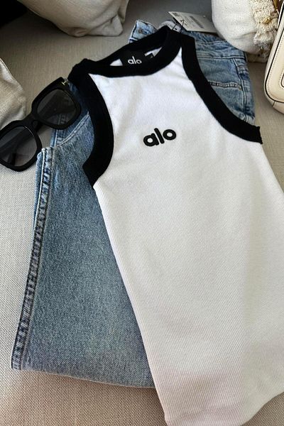 Butik Gardrop Λευκή μπλούζα με λαιμόκοψη με λαιμόκοψη μάρκας ισοδύναμη