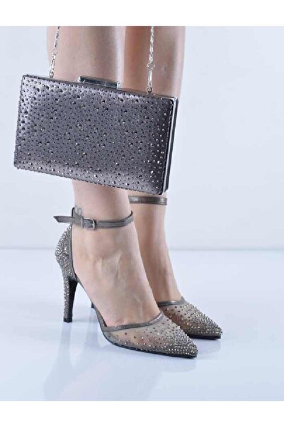 Şanslı Ayakkabıcılık طقم أحذية وحقيبة بكعب شبكي من الحجر البلاتيني المطلي بحزام الكاحل