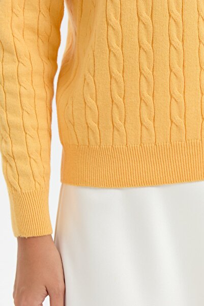 Desen Triko Жіночий светр з плетеним коміром та рукавами з золотистими нитками