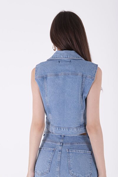 RICHMOST Sleeveless Short Length Women's Denim Vest with Pockets and Unlined Zipper Closure (1 Piece) Light Blue Four Seasons