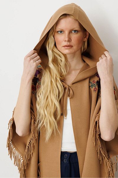 Desen Triko Women's Shoulder Appliqued Side Tassel Poncho Camel