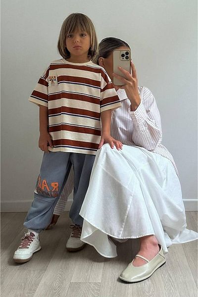 Karan Kids Комплект от памучна кафява раирана тениска и спортен панталон за момче