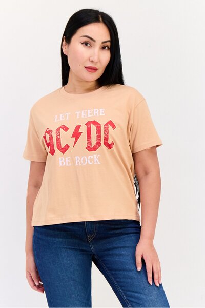 AC/DC تي شيرت نسائي قصير الأكمام بقصّة عادية وطبعة جرافيكية، لون خوخي داكن