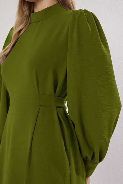 Trendyol Modest Ölgrünes Aerobin-Webkleid mit Rückenband-Detail TCTSS25EB00110