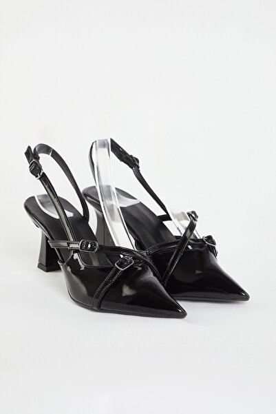 TRENDYOL SHOES Černá lakovaná přezka s páskem Detailní dámské boty na tlustém podpatku Takss24To00007