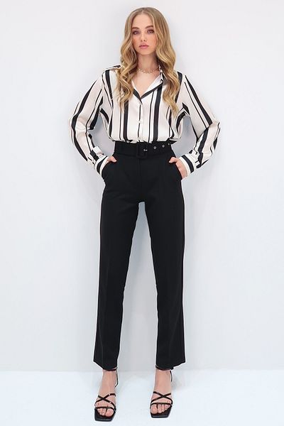 Trend Alaçatı Stili Schwarze Damenhose mit doppelter Tasche, plissiert, Taillengürtel, gerade Passform, ALC-X8177