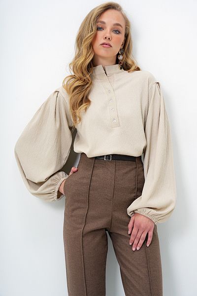 Trend Alaçatı Stili Beigefarbene Damen-Hemdbluse mit Richterkragen und Knopfleiste vorne, Ballonärmel, strukturiert, Alc-X11872