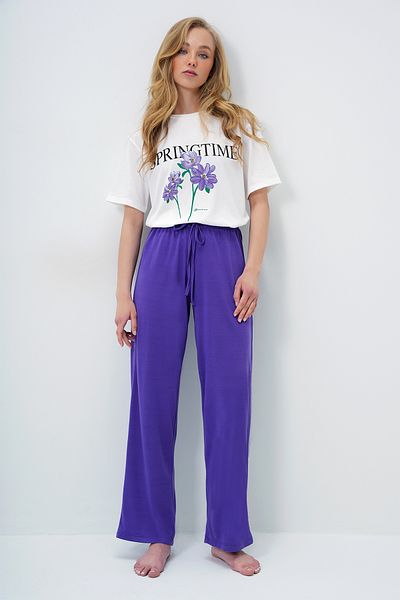 Trend Alaçatı Stili Damen-Pyjama-Set mit lila Rundhalsausschnitt, bedrucktem T-Shirt und einfarbiger Hose Pjm-X13883