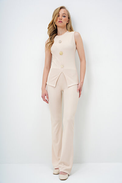 Trend Alaçatı Stili Beigefarbener Damen-Set mit Rundhalsausschnitt und goldfarbenen Knöpfen, Ottoban-Bluse und ausgestellter Hose Alc-X13981