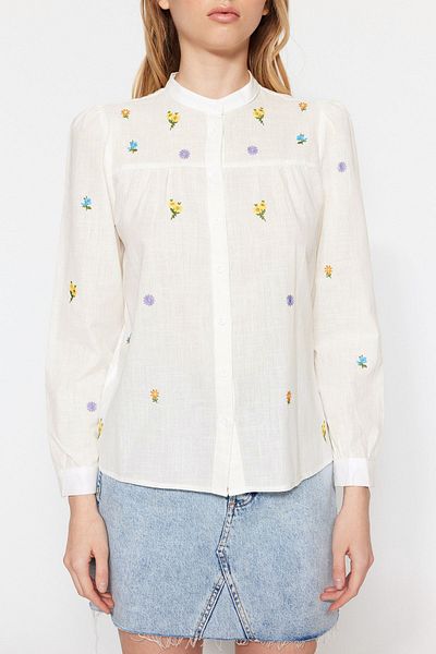 Trendyol Collection Bézs virágos hímzett szőtt ing TWOSS23GO00152