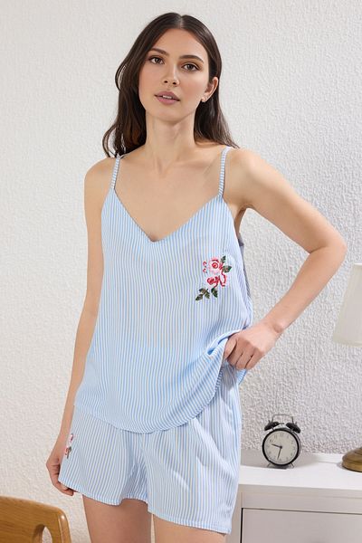 Trendyol Collection Set de pijamale Shally cu dungi albastre brodate cu pantaloni scurți - THMSS25PT00265