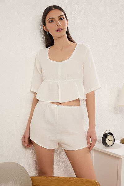 Trendyol Collection Ecrufarbenes, einfarbiges, detailliertes, gewebtes Pyjama-Set aus Musselin mit Shorts THMSS25PT00327