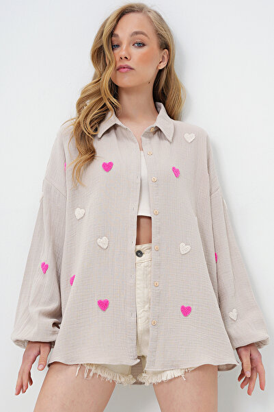 Trend Alaçatı Stili   Bézs túlméretezett szívvel hímzett textil édesség puska kontyval ALC-X13791