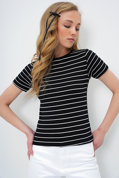 Trend Alaçatı Stili Women's Black Crew Neck Striped T-Shirt Alc-X13919