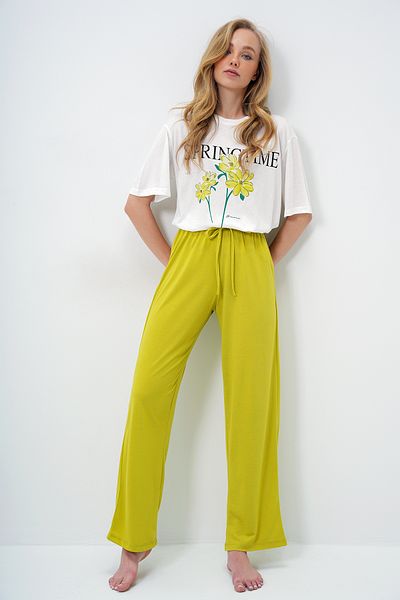 Trend Alaçatı Stili Damen-Pyjama-Set mit ölgrünem Rundhalsausschnitt, bedrucktem T-Shirt und einfarbiger Hose PJM-X13883