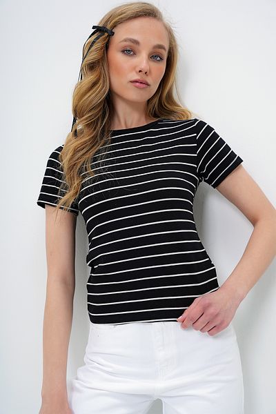 Trend Alaçatı Stili Women's Black Crew Neck Striped T-Shirt Alc-X13919