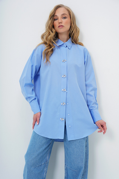 Trend Alaçatı Stili Dámská oversize popelínová košile s modrým kamenem ALC-X13934
