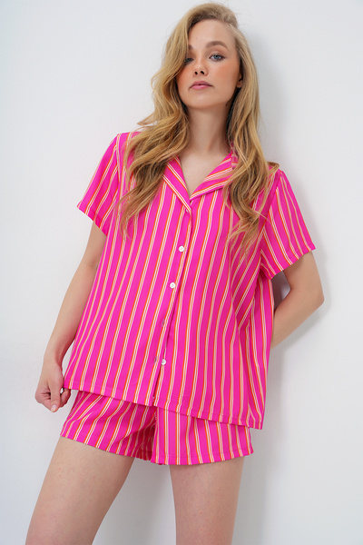 Trend Alaçatı Stili Kadın Fuşya Çizgi Desenli Önü Düğmeli Dokuma Gömlek Ve Şort Pijama Takım PJM-X13891