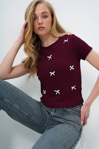 Trend Alaçatı Stili Burgunderrote Damen-Crop-Bluse mit Rundhalsausschnitt und Schleife ALC-X13671