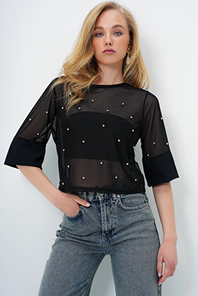 Trend Alaçatı Stili Schwarze Damenbluse mit Rundhalsausschnitt und breiter Manschette aus Perlentüll ALC-X13921