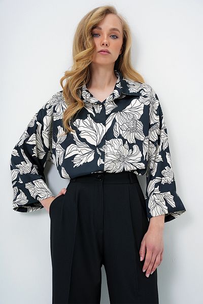 Trend Alaçatı Stili Dámská prémiová tkaná košile Ecru-Black s digitálním potiskem oversize s dvojitým rukávem ALC-X13953