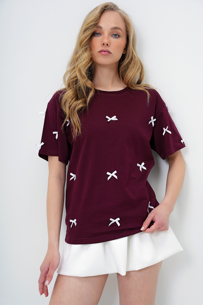 Trend Alaçatı Stili Damska koszulka w kolorze bordowo-czerwonym z okrągłym dekoltem i haftowaną kokardą ALC-X13902