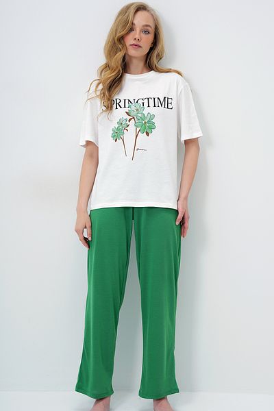 Trend Alaçatı Stili Set de pijamale pentru femei, verde închis, cu decolteu, cu imprimeu și pantaloni de culoare uni PJM-X13883