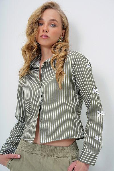 Trend Alaçatı Stili Khakifarbenes, gestreiftes Crop-Popeline-Hemd mit Schleifendetail für Damen ALC-X13924